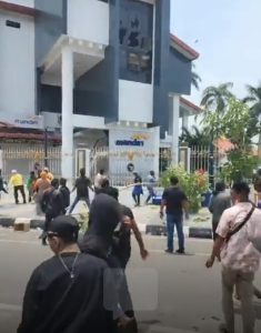 Massa melempari Kantor BP-Batam dengan batu.